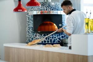 Hostia v ubytovaní Infinity Blue Boutique Hotel & Spa - Adults Only