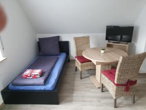 ein Zimmer mit einem Bett und einem Tisch mit Stühlen in der Unterkunft Ferienhaus Trudi in Winterberg