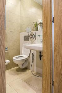 a bathroom with a toilet and a sink at Europa Hotel and Apartment in Kaliningrad