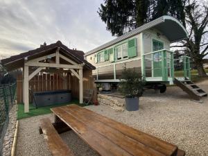 a tiny house with a porch and a wooden bench at Roul Poul in Malbrans