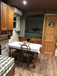eine Küche mit einem Tisch und einem Bett in einem Zimmer in der Unterkunft Roul Poul in Malbrans