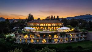 - une vue aérienne sur un grand bâtiment avec des lumières dans l'établissement Villa Principe Leopoldo - Ticino Hotels Group, à Lugano