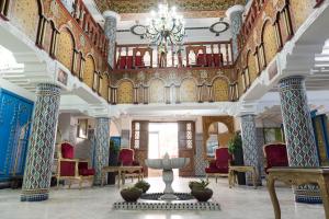 un hall d'entrée avec une fontaine au milieu d'un bâtiment dans l'établissement Hotel Moroccan House Casablanca, à Casablanca