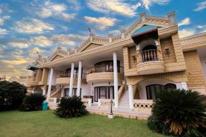 Heritage Khirasara Palace في راجكوت: مبنى كبير فيه بلكونات جنبه