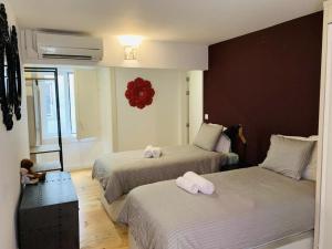 - une chambre d'hôtel avec 2 lits et des serviettes dans l'établissement Chiado/Bairro Alto 2 bedroom apartment, à Lisbonne
