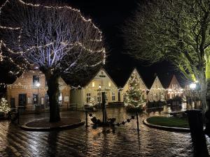 クルムホルンにあるFerienwohnung "Friesentraum-Greetsiel"のクリスマス灯が飾られた家屋群