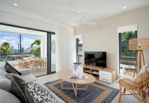 uma sala de estar com um sofá e uma mesa em Nautilya Apartment by LOV em Pointe aux Cannoniers