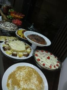 een tafel met verschillende soorten gebak en taarten bij Café Palace Hotel in Três Pontas
