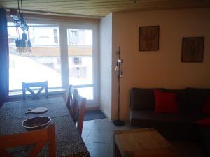 un soggiorno con tavolo e divano di Great 8-pax ski-in ski-out apartment in Tignes Val Claret a Tignes