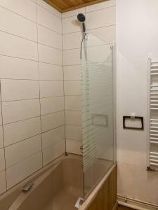 uma banheira com um chuveiro em vidro na casa de banho em Great 8-pax ski-in ski-out apartment in Tignes Val Claret em Tignes
