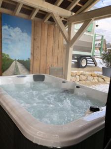 a jacuzzi tub with a view of a road at Roul Poul in Malbrans