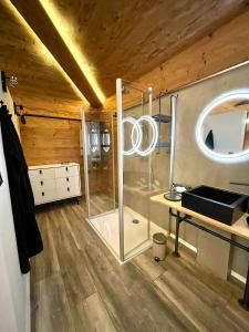 バート・ヒンデラングにあるHirschbachwinkel - fewo-badhindelangのバスルーム(ガラス張りのシャワー付)が備わります。