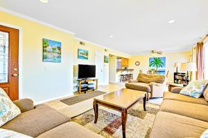 Surf and Sand Beach Paradise Upper Unit