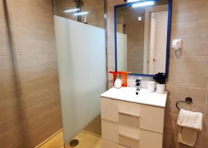 Kúpeľňa v ubytovaní Skol 427 Spacious 1 Bedroom Apartment with Sea Views
