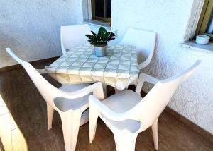 Posedenie v ubytovaní Skol 427 Spacious 1 Bedroom Apartment with Sea Views