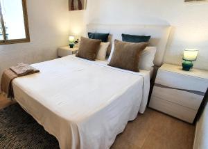 Posteľ alebo postele v izbe v ubytovaní Skol 427 Spacious 1 Bedroom Apartment with Sea Views
