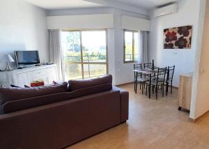 Posedenie v ubytovaní Skol 427 Spacious 1 Bedroom Apartment with Sea Views