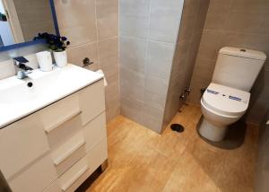 Kúpeľňa v ubytovaní Skol 427 Spacious 1 Bedroom Apartment with Sea Views