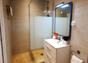 Kúpeľňa v ubytovaní Skol 427 Spacious 1 Bedroom Apartment with Sea Views