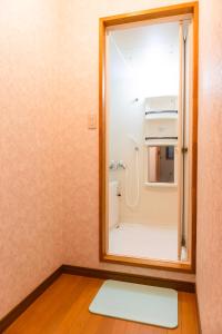 a bathroom with a mirror and a shower at ラ・コリナ　リトリート La Colina Retreat in Madarao Kogen