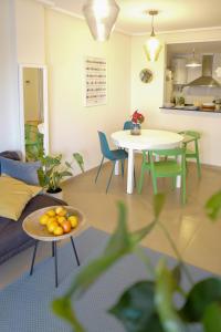 Apartment Jardines y Mar في دينيا: غرفة معيشة مع أريكة وطاولة