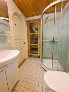 Kylpyhuone majoituspaikassa Lomasärkkä1