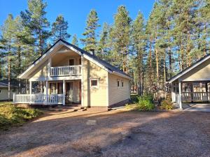 a small house with a porch and a balcony at Lomasärkkä1 in Kalajoki