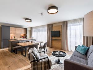 uma sala de estar com um sofá e uma mesa em REMIND Apartements Brixental em Brixen im Thale