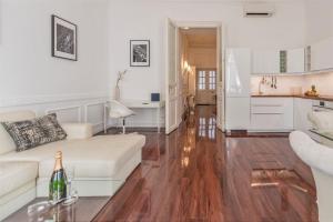 Kuchyňa alebo kuchynka v ubytovaní Music Academy Bedroom Suite Café Vian Apartman Kft
