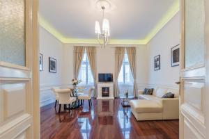 Televízia a/alebo spoločenská miestnosť v ubytovaní Music Academy Bedroom Suite Café Vian Apartman Kft