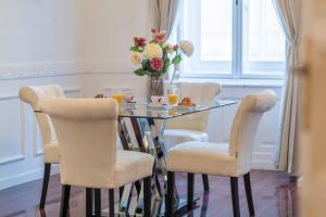 Posedenie v ubytovaní Music Academy Bedroom Suite Café Vian Apartman Kft
