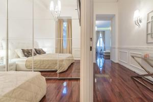 Posteľ alebo postele v izbe v ubytovaní Music Academy Bedroom Suite Café Vian Apartman Kft