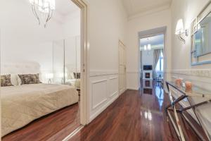een slaapkamer met een bed en een grote spiegel bij Music Academy Bedroom Suite Café Vian Apartman Kft in Boedapest