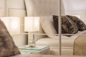 Posteľ alebo postele v izbe v ubytovaní Music Academy Bedroom Suite Café Vian Apartman Kft