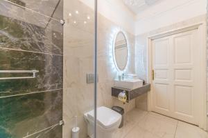een badkamer met een toilet en een glazen douche bij Music Academy Bedroom Suite Café Vian Apartman Kft in Boedapest