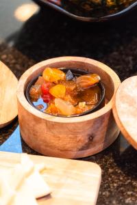 un tazón de madera de comida con verduras. en Hotel Colombo, en Lido di Jesolo