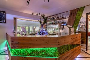 un bar avec un comptoir en gazon artificiel dans un restaurant dans l'établissement Hotel Colombo, à Lido di Jesolo
