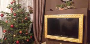 Televízia a/alebo spoločenská miestnosť v ubytovaní Elena's villa