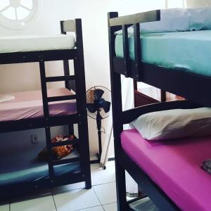 a room with a bunk bed and a bunk bed gmaxwell gmaxwell gmaxwell gmaxwell gmaxwell gmaxwell at Taberna Hostel in Cabo Frio