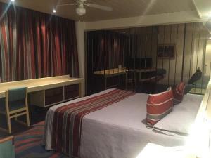 um quarto de hotel com uma cama e uma secretária em Hotel Fleming em Cidade do México