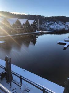 Blick auf einen Yachthafen mit Schnee auf dem Wasser in der Unterkunft Trysnes Brygge in Kristiansand