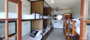 Dviaukštė lova arba lovos apgyvendinimo įstaigoje Praia Virgem Hostel