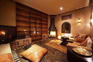sala de estar con sofá y chimenea en Villa Malika Silvana, en Marrakech