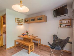 une salle à manger avec une table et une chaise dans l'établissement Studio Chamonix-Mont-Blanc, 1 pièce, 4 personnes - FR-1-517-32, à Chamonix-Mont-Blanc