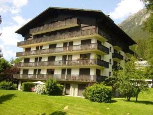 a large building with balconies on the side of it at Studio Chamonix-Mont-Blanc, 1 pièce, 3 personnes - FR-1-517-27 in Chamonix