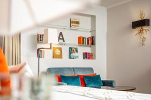 فندق بريستول في جنيف: غرفة معيشة مع أريكة ورف كتاب