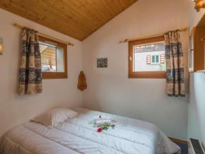een slaapkamer met een bed en een raam bij Appartement Chamonix-Mont-Blanc, 2 pièces, 4 personnes - FR-1-517-26 in Chamonix-Mont-Blanc