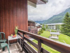 een balkon met een tafel en stoelen in een gebouw bij Appartement Chamonix-Mont-Blanc, 2 pièces, 4 personnes - FR-1-517-26 in Chamonix-Mont-Blanc