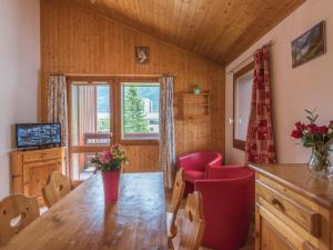 A seating area at Appartement Chamonix-Mont-Blanc, 2 pièces, 4 personnes - FR-1-517-26