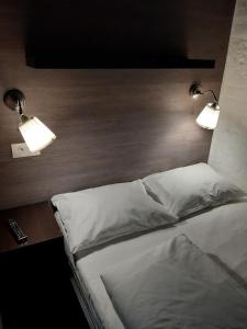 سرير أو أسرّة في غرفة في Stereo Hostel